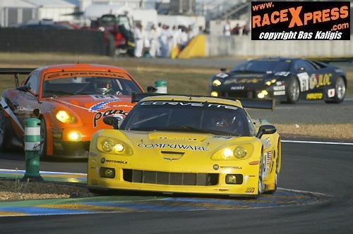 Winnende Corvette (LMGT1) voor winnende Panoz (LMGT2]